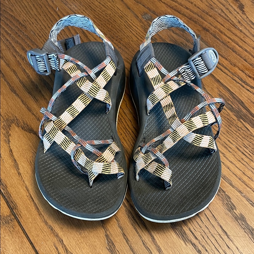 Chaco Z2 size 8 women's Sandals with Earthy tone double straps, has toe strap